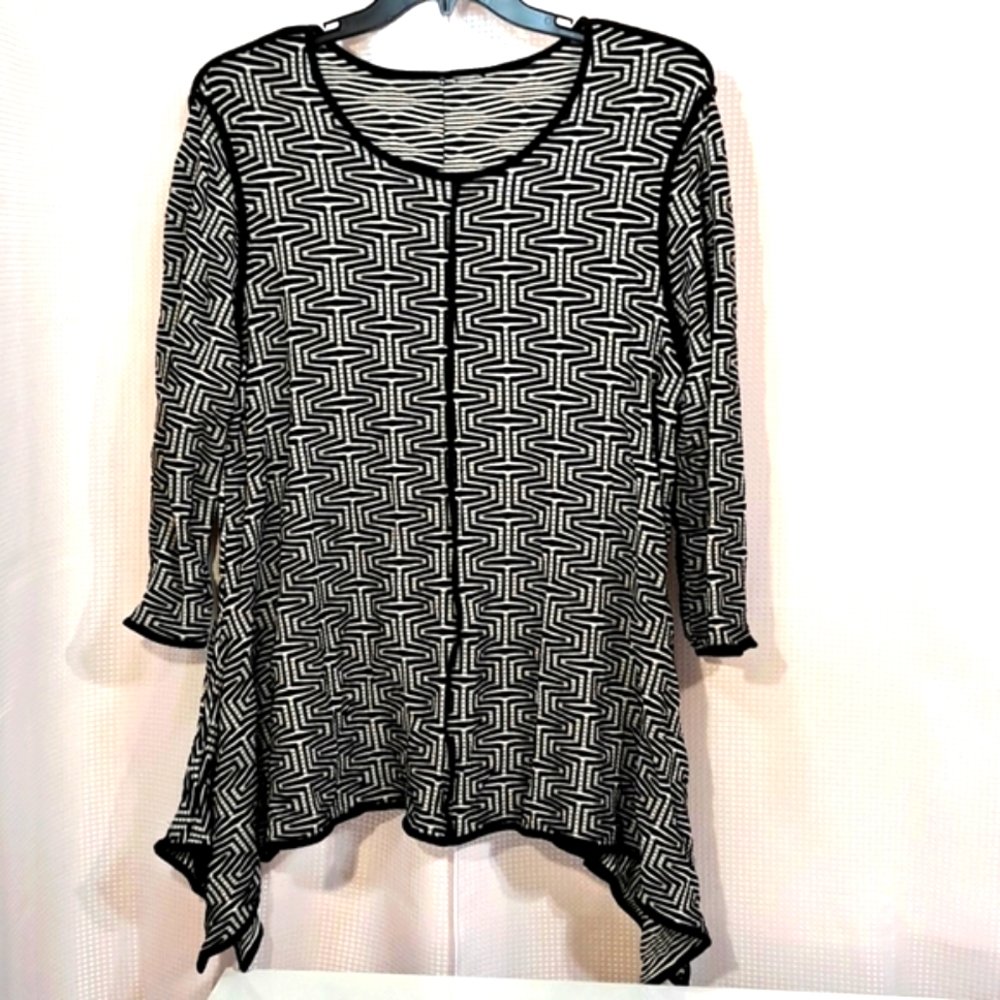 Black & White 2X Top with Accent Piping